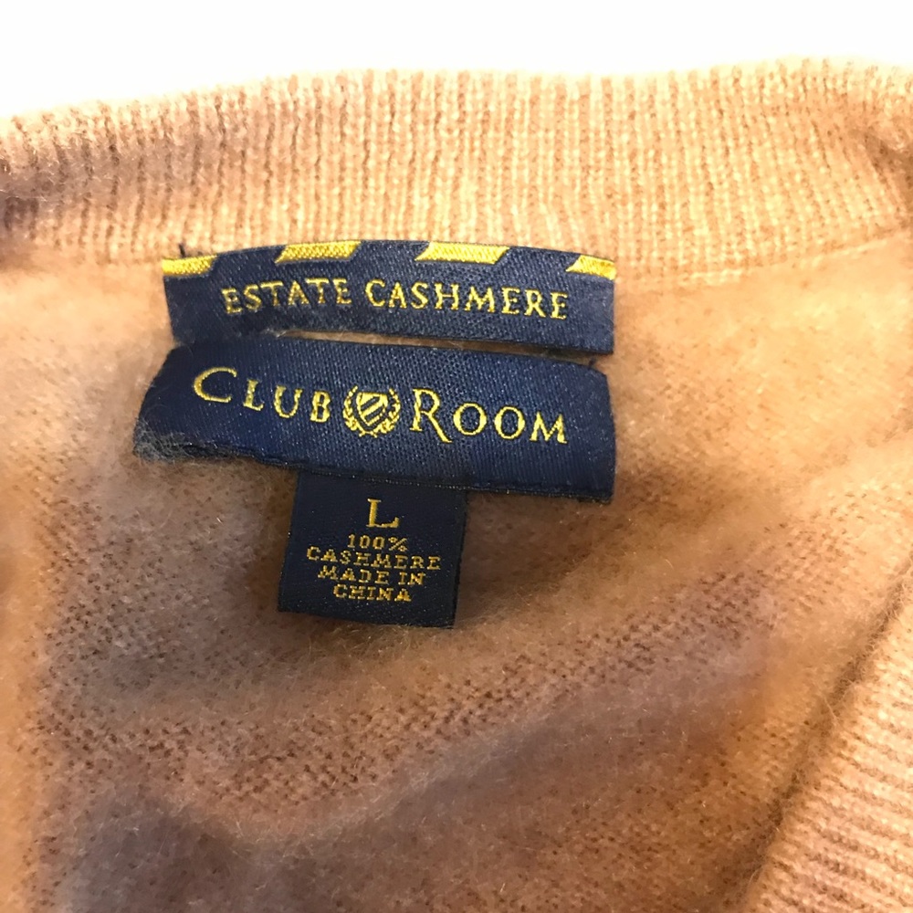 Men’s club room CASHMERE V-neck sweater.